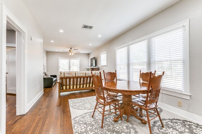 Building Photo - 3 Bedroom/2 Bath Los Angeles Heights Subdi...