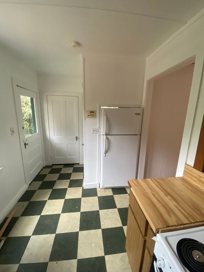 Building Photo - Beautiful Studio Style Single Family Home ...