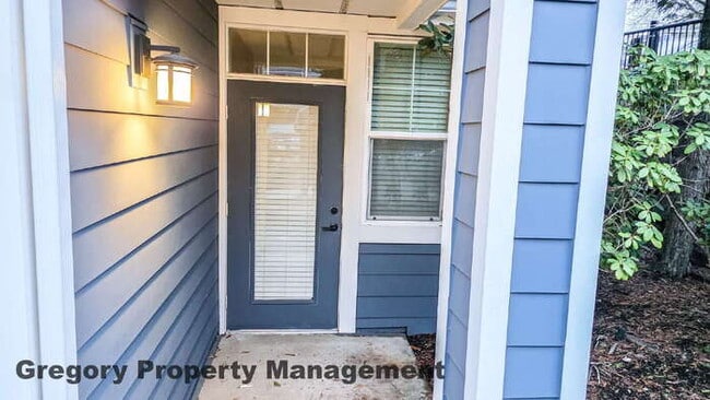 Building Photo - Sunlit & Spacious Ground-Level Condo | 12-Foot Ceilings, Luxury Amenities & Ideal Locale