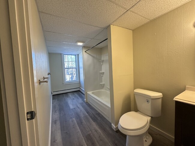 Building Photo - Available Now! Freshly updated 3 Bed/1 Bat...