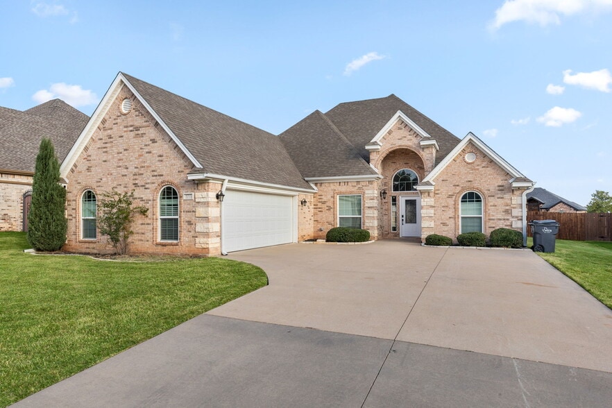 Building Photo - 1735 Woodridge Dr