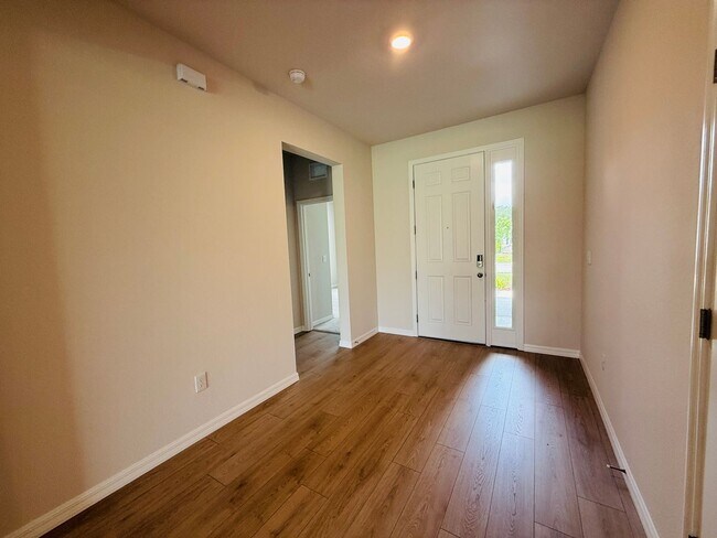 Building Photo - New built 4 bedroom 3 bath 3 car garage in Coddington Subdivision