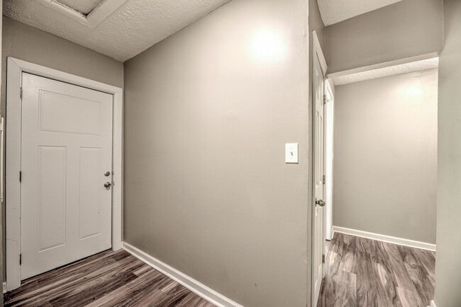 Building Photo - Knoxville 37914 - CHARMING 2 BEDROOM 1 BATH HOME WITH BONUS LOT! Contact Lisa Vineyard & Shannon ...