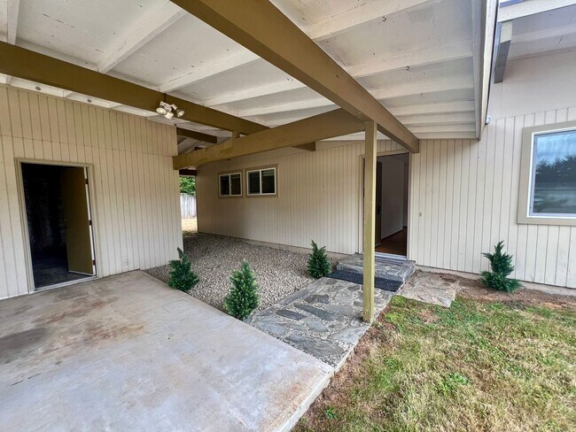 Building Photo - Updated 3BD w/ Outbuildings & Shop - Water included