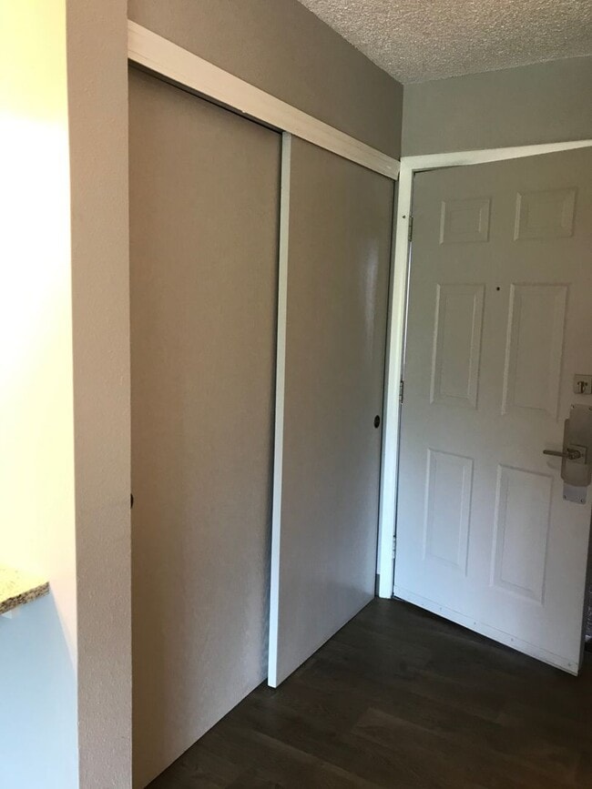 Building Photo - Large Studio Condo on Deschutes w/river trail access, minutes to downtown, heated pool, and cover...