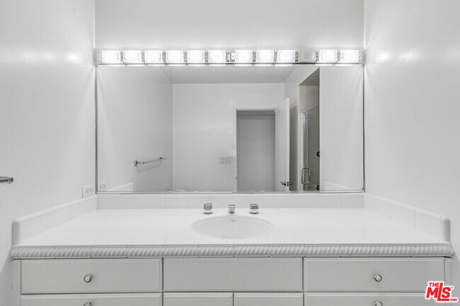 Building Photo - 825 S Gretna Green Way