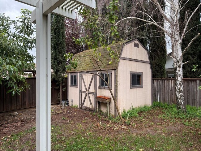 Building Photo - Modern 4 Bedroom w/ Loft Stonegate Area Vacaville *Star Rentals