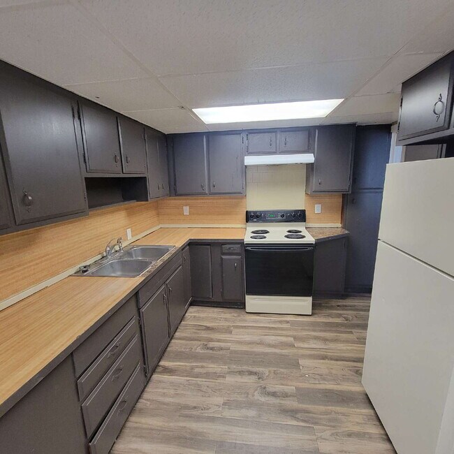 Building Photo - 4BR/2BA HOUSE near 38th/Keystone! Meadows area