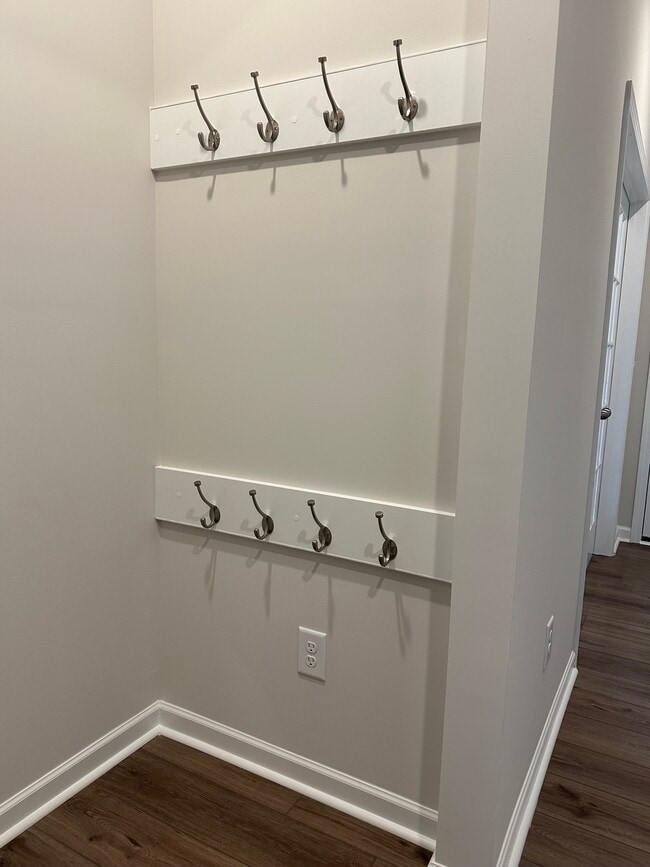 Building Photo - 220 Paneer Ln