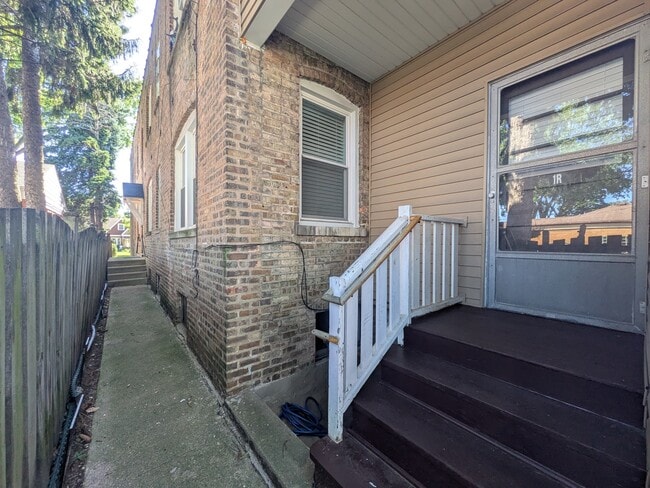 Building Photo - 9436 Lincoln Ave
