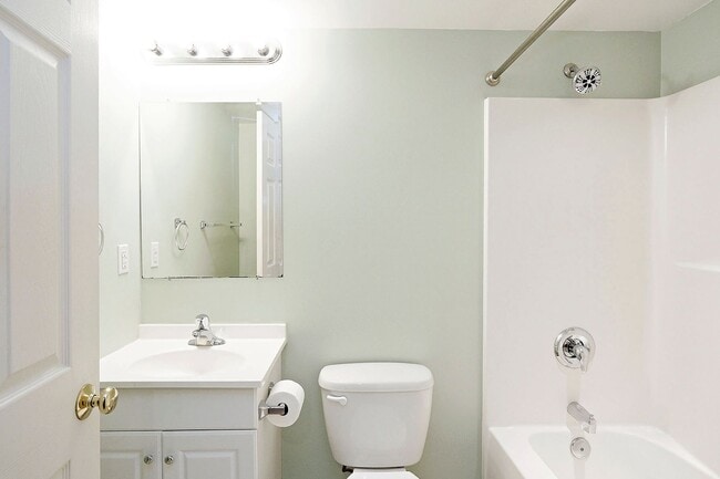 Building Photo - Spacious Melbourne Park Townhome