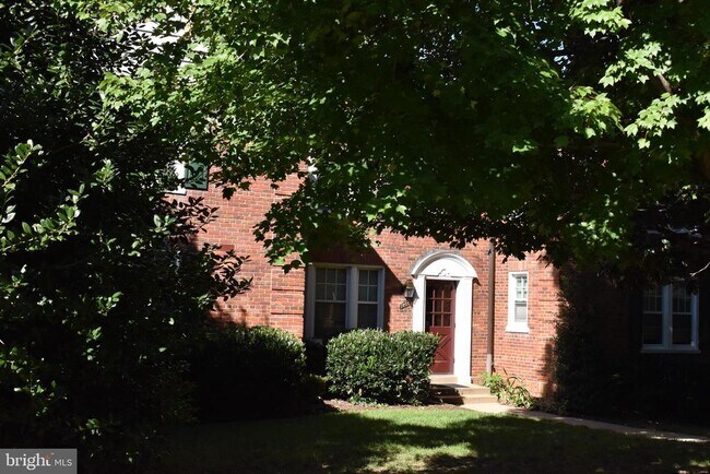 Building Photo - 1800 Queens Ln