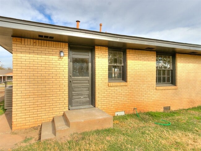 Building Photo - 512 SW 49th St