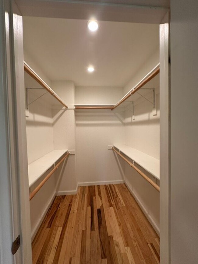 Building Photo - Stunning END-UNIT 3-bedroom condominium located in Agoura Hills