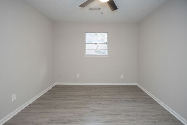 Building Photo - 1013 W Slaton Ave