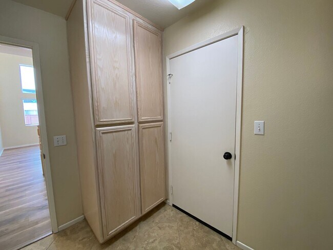 Building Photo - Beautiful Spacious 3BR/2.5BA Located in the Ivey Glenn Community!!