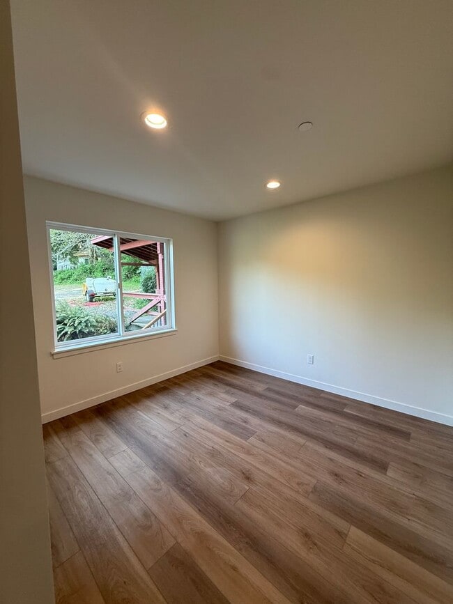 Building Photo - 705 W Lake Samish Dr