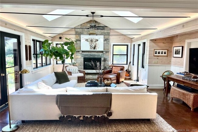 Building Photo - 11 Rolling Hills Dr