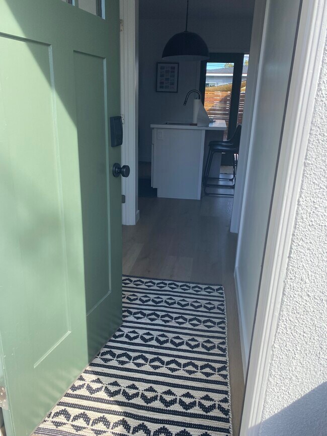 Private Entry - 1457 Loma Ave