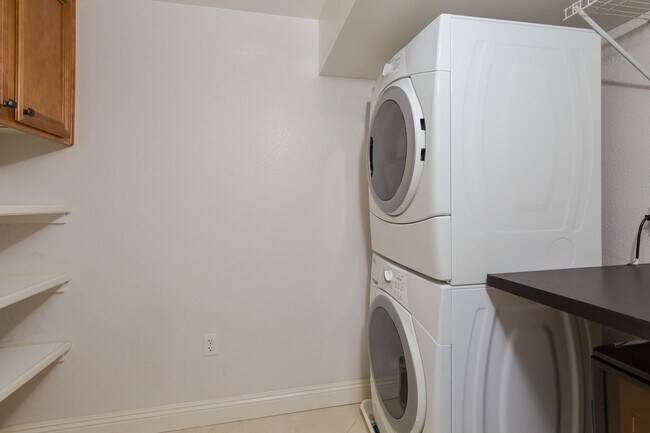 Building Photo - Expansive Marina District 2 Bedroom at Cit...