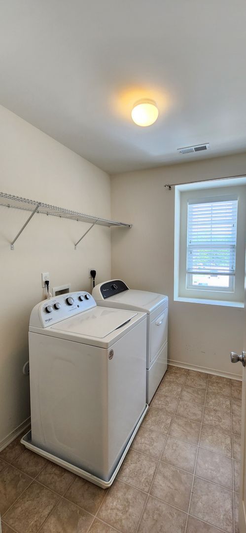Building Photo - 3 Bedroom Open Concept with Enough Room fo...