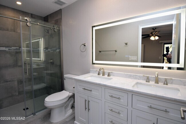 Building Photo - 4581 Cam Campero