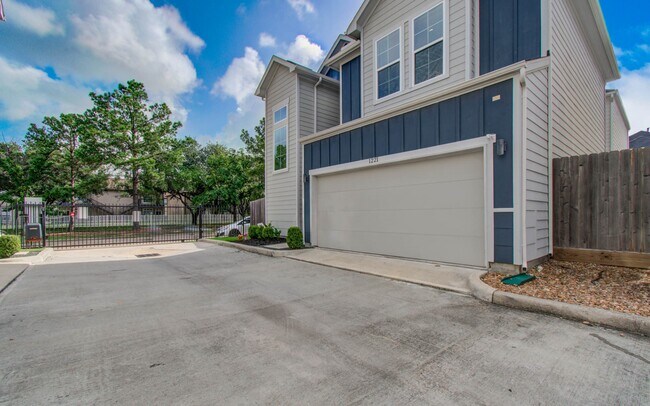 Building Photo - 1221 W Tidwell Rd