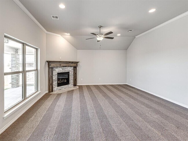 Building Photo - 623 Hackberry Ln