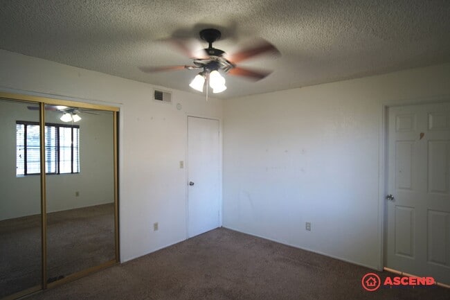 Building Photo - Charming home is Oildale!