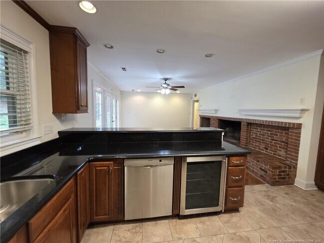 Building Photo - 342 Devane St