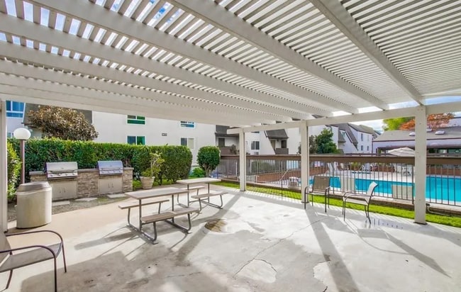 Building Photo - 8075 Caminito de Pizza