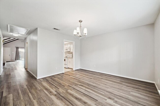 Building Photo - 2825 Camelot Ln