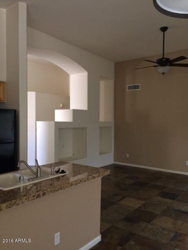 Building Photo - 682 W Raven Dr