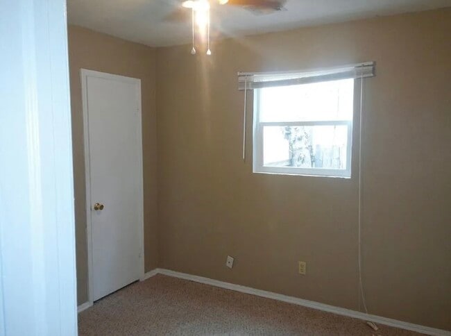 Building Photo - 4013 Locust Dr