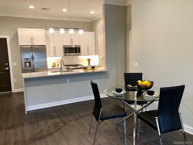 Building Photo - 148 S Front St