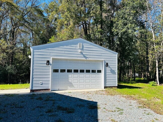 Building Photo - 9089 Pine Hill Rd