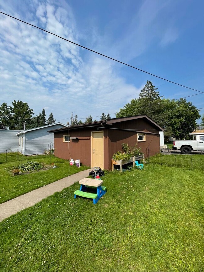 Building Photo - AVAILABLE AUGUST 15th! - 3 bed 2 bath home!