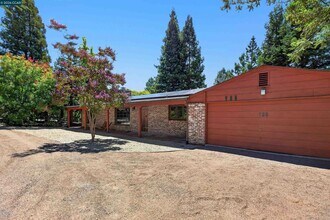 Building Photo - 755 Glenside Dr
