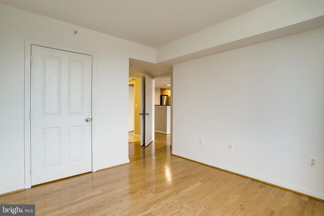 Building Photo - 2220 Fairfax Dr