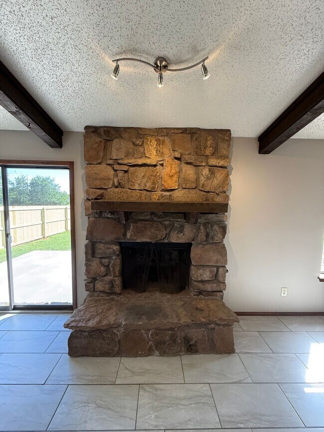 Building Photo - 3 Bed 2 Bath Duplex with 2 Car Garage.  Gas Heat & Hot Water.  Yard Care Included.