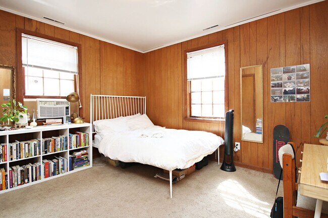 Building Photo - Walkable Top-Floor 2BR Near UVA Grounds, Medical Center & Downtown