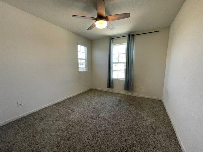 Building Photo - Gorgeous 4 Bed Located in Great Gated Community