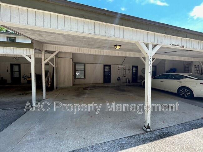 Building Photo - 2217 N Crossover Rd