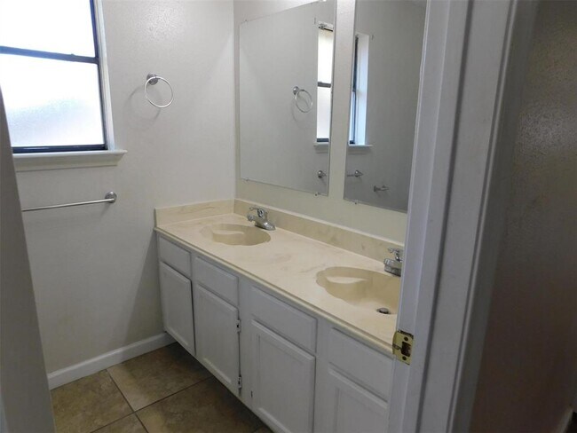 Building Photo - 2206 Laurel Land Ln