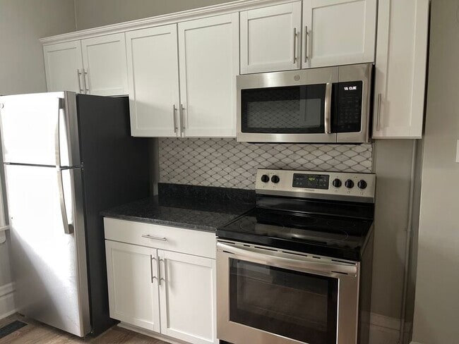 Building Photo - 931-933 E. Whittier Street