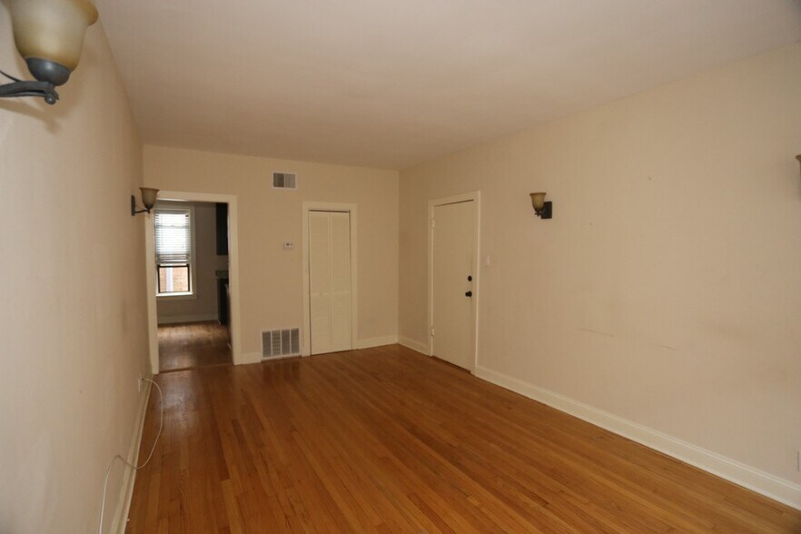 Building Photo - 4045 N Ashland Ave