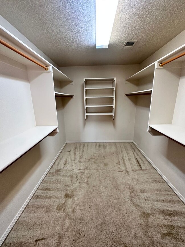 Building Photo - Stunning 3 bed, 2.5 bath, 2575 sq ft home ...