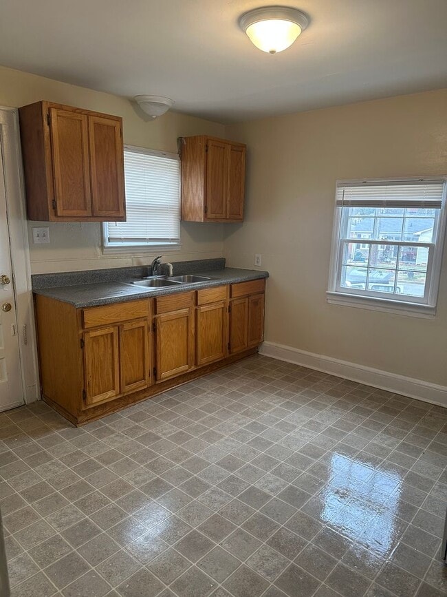 Building Photo - 3 Bedroom/1 bath home