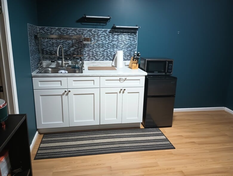 Basement kitchenette - 205 Rolling Hill Ct