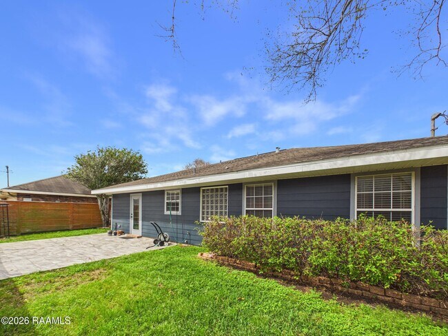 Building Photo - 115 La Rue Vil